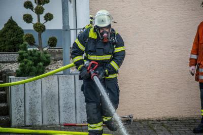 Neuhausen: Gegenstaende brennen in Garage - Feuerwehr verhindert schlimmeres